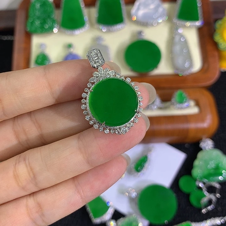 翡翠18K金镶嵌颈饰8888888