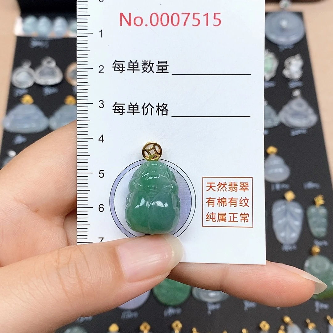 A***调颈饰18K金镶嵌翡翠