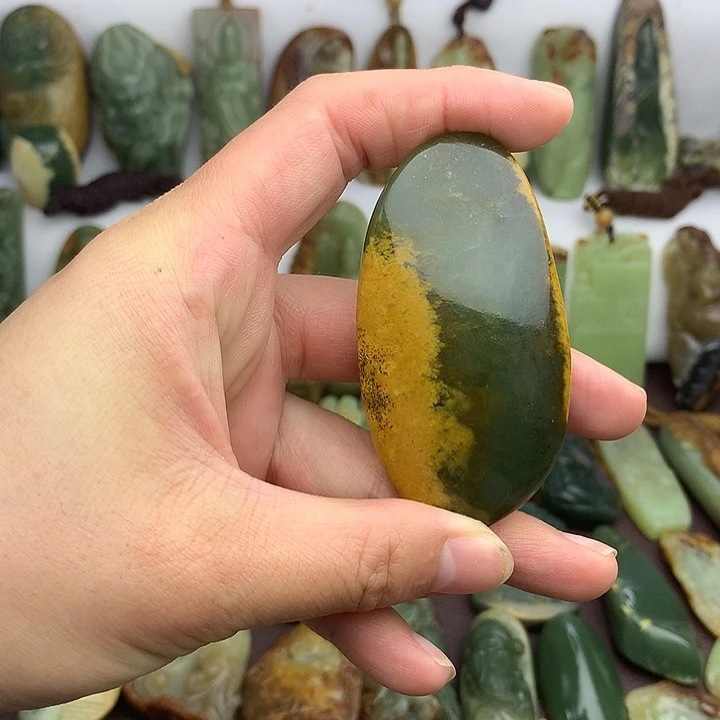 岫岩河磨玉（透闪石质玉）未镶嵌把件