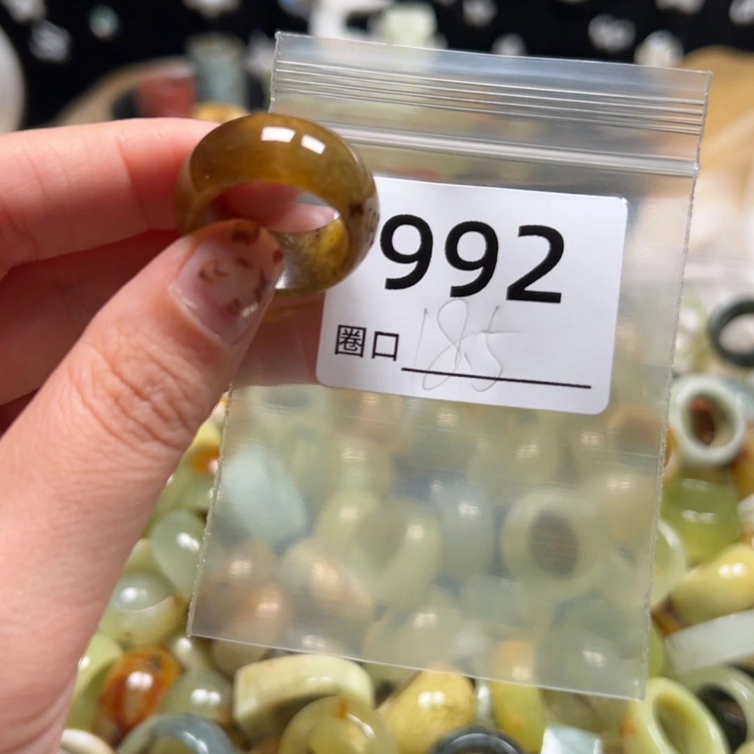 机***豆蛇纹石玉未镶嵌戒指