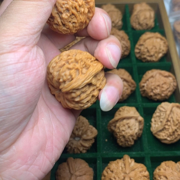 核桃把件39凹底南疆石