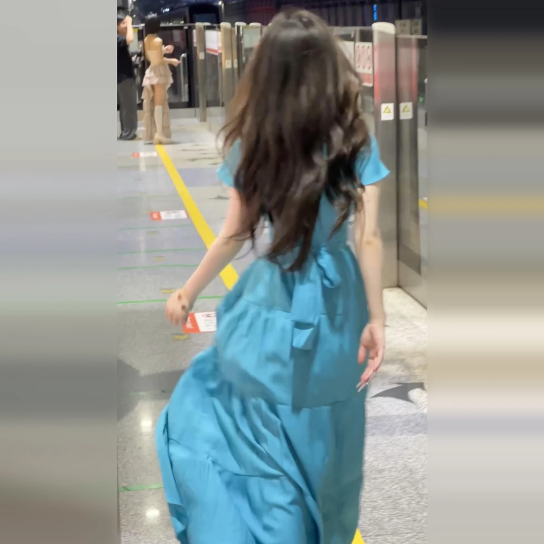 法式气质蓝色短袖v领连衣裙女夏季2025新款海边度假收腰显瘦长裙