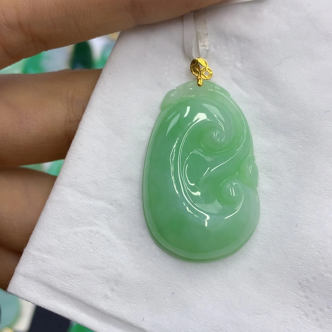 豆****翡翠18K金镶嵌颈饰