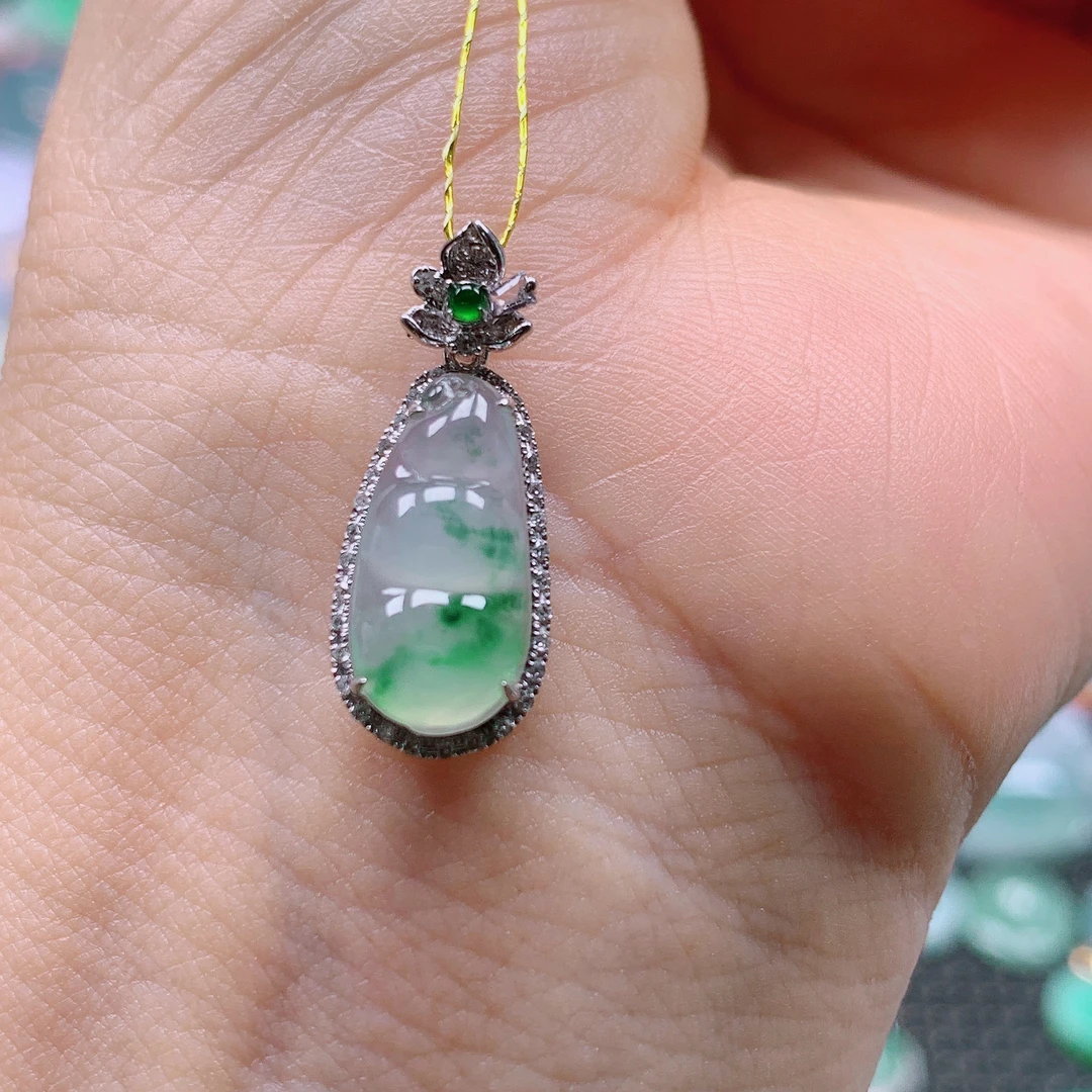 缅甸天然A货翡翠，冰飘花福豆 编号233/703尺寸23.4-9.5-5.8