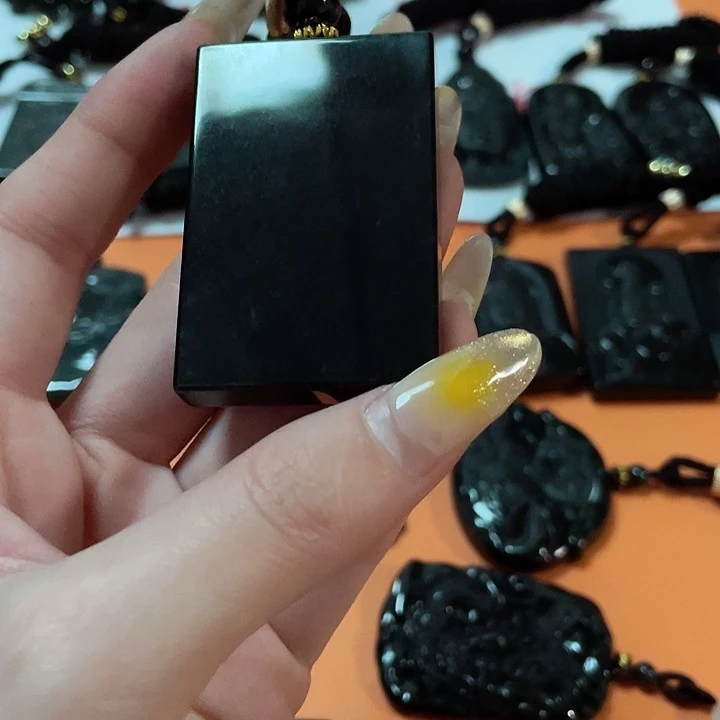 翡翠颈饰未镶嵌一**?