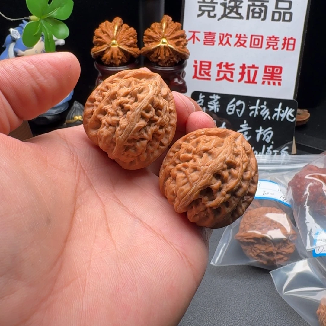 文玩核桃吊坠40×42 全品红锦鲤文玩核桃把件