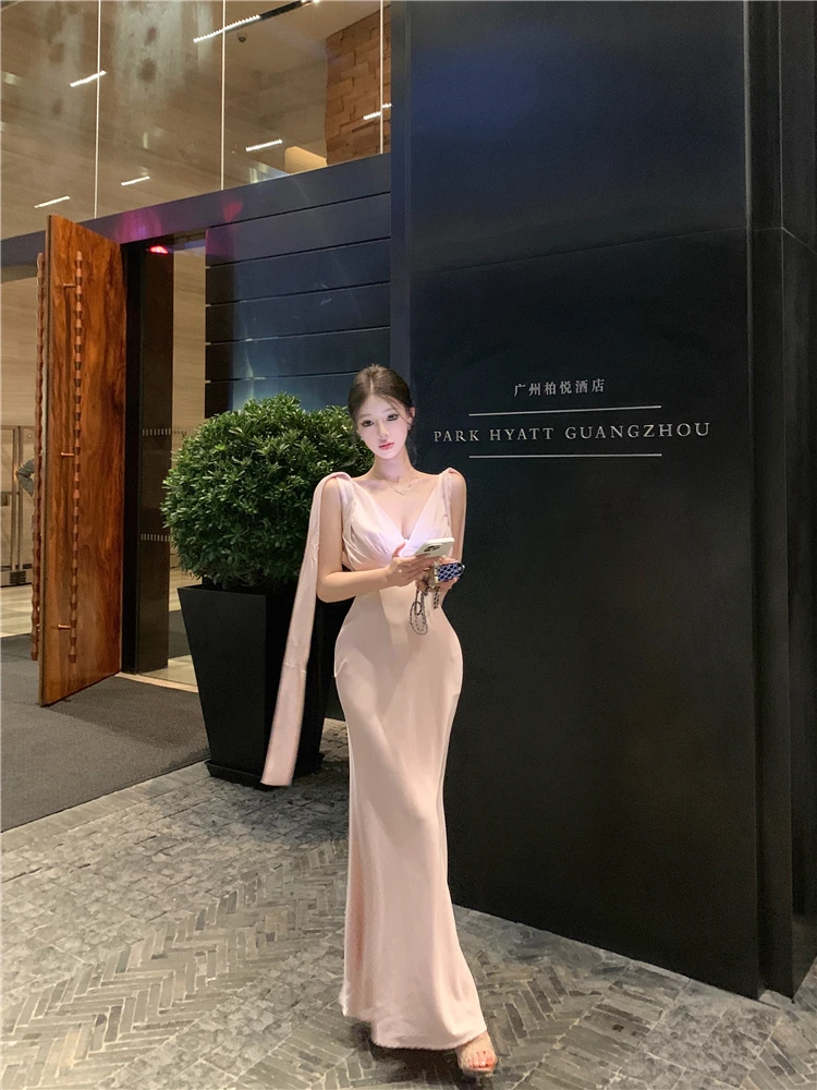 法式性感纯欲辣妹缎面吊带连衣裙名媛风轻奢气质收腰显瘦包臀长裙