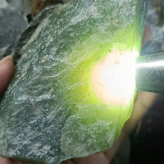 蛇纹石玉未镶嵌珠宝奇石