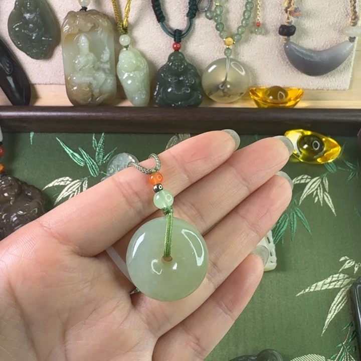 透闪石质玉未镶嵌颈饰