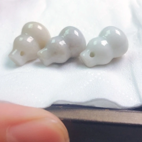 翡翠颈饰未镶嵌疯***米吊坠