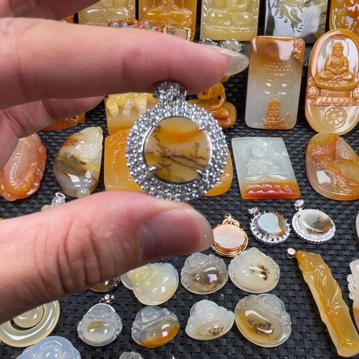 石英质玉（黄龙玉）未镶嵌颈饰家**哥