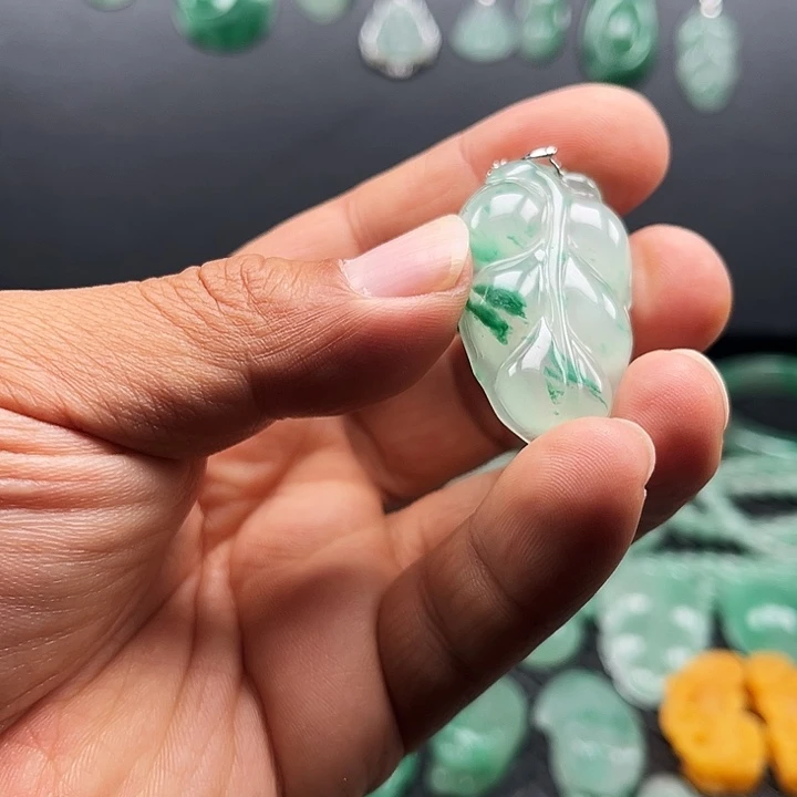 石英质玉（非洲翠）未镶嵌颈饰