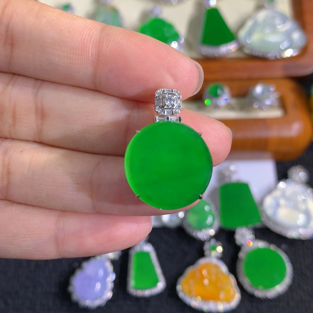 翡翠18K金镶嵌颈饰