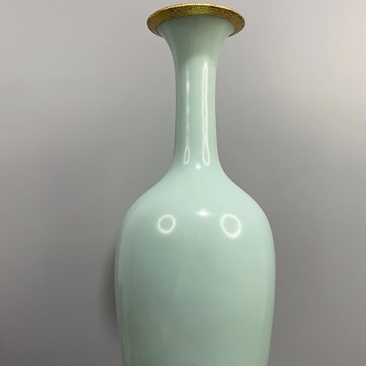 龙泉窑长颈瓶造型美观