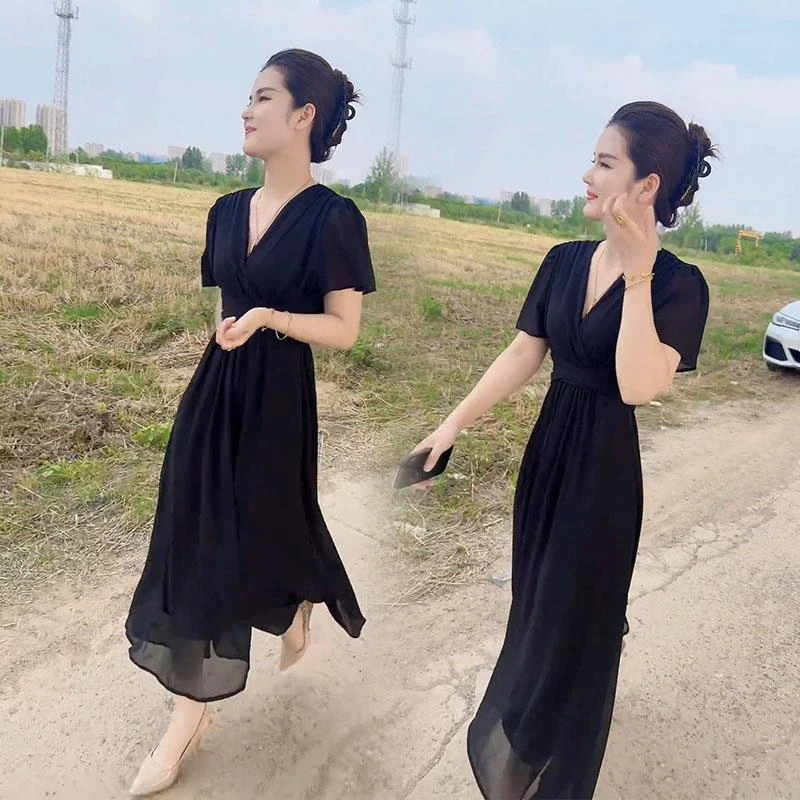 欧货连衣裙女2025夏新款设计感V领气质名媛高腰显瘦黑色短袖长裙
