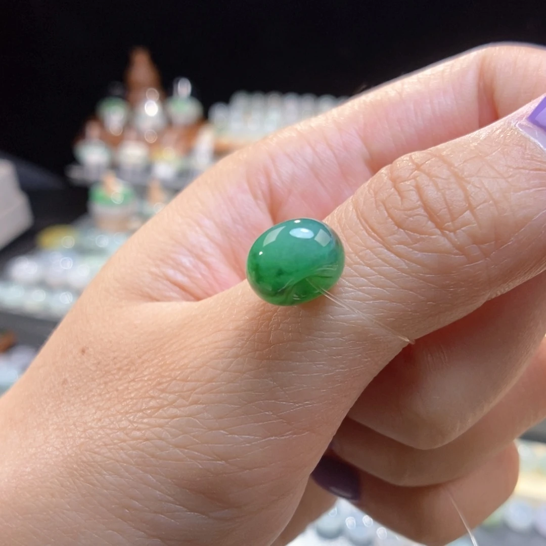 翡翠未镶嵌颈饰辣绿小扣