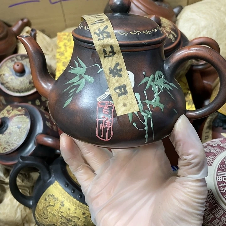 紫砂茶壶原矿泥料，手工制作一把紫砂壶。