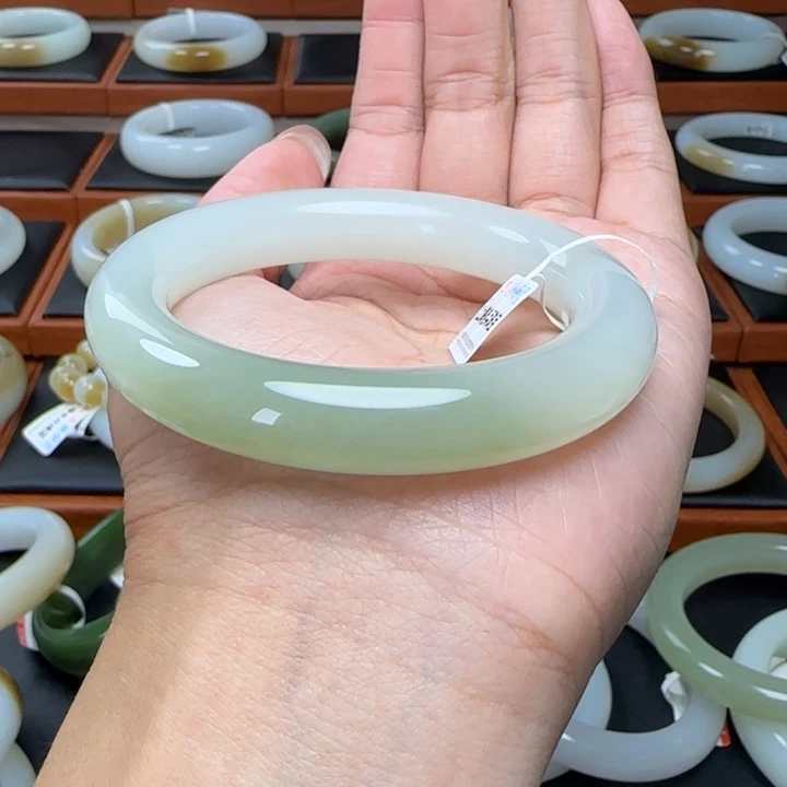 微***然和田玉手镯未镶嵌