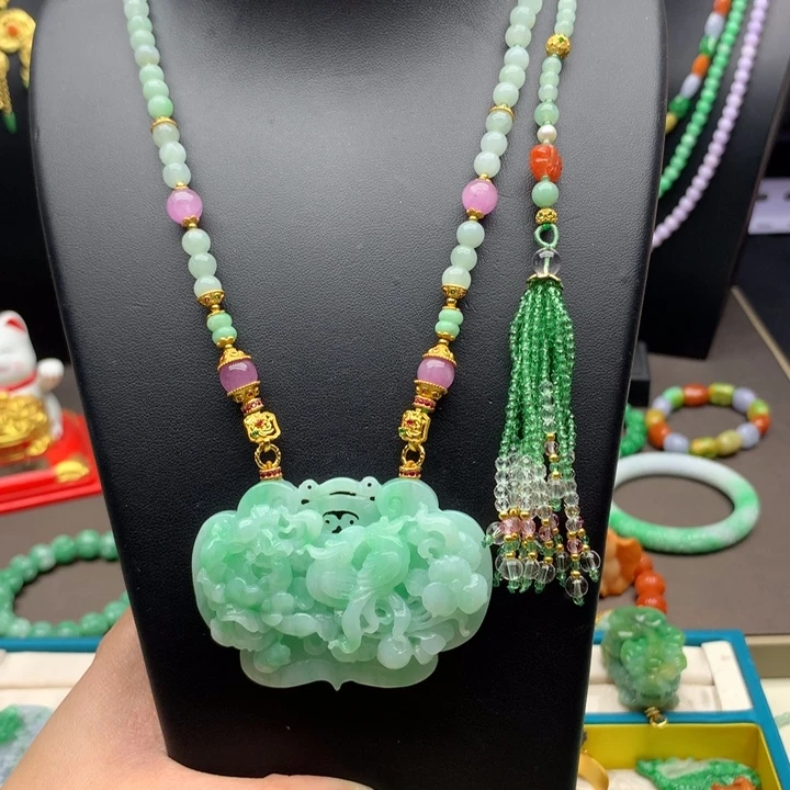 翡翠未镶嵌颈饰翡翠花牌