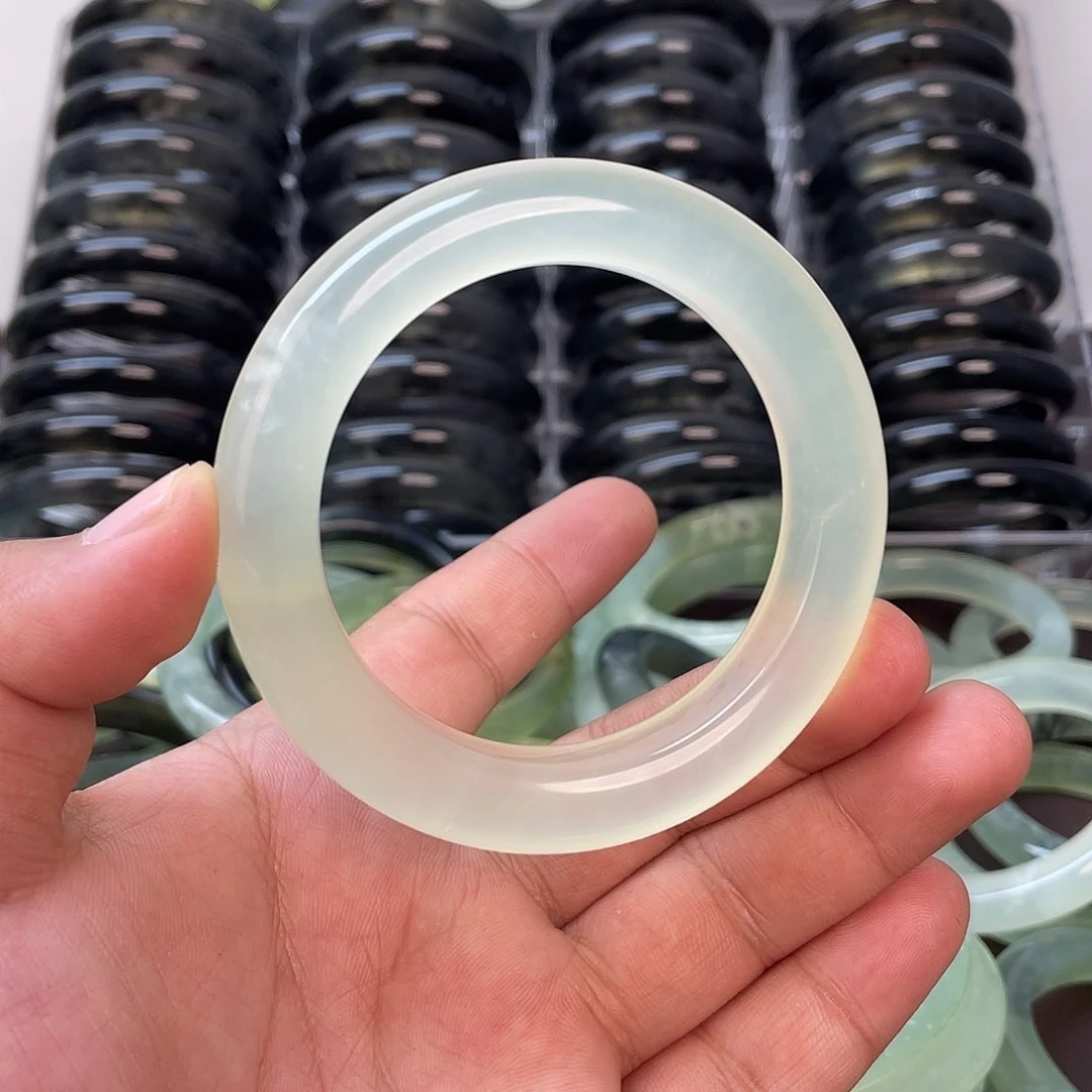 蛇纹石玉未镶嵌手镯培***里