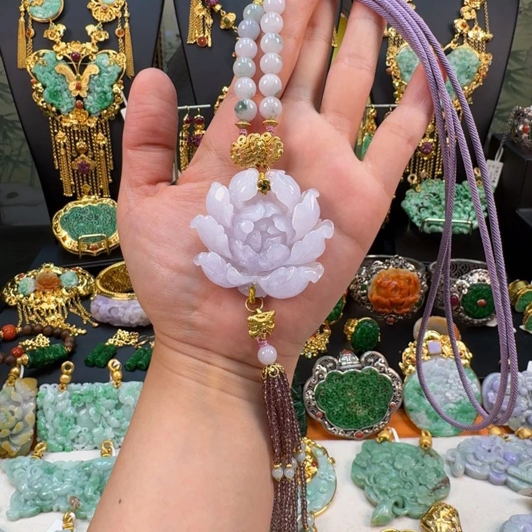 翡翠未镶嵌颈饰炸价