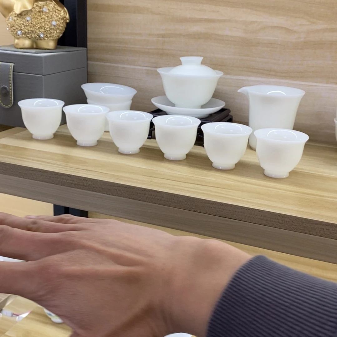 陆*萬你的意思就是让她和我们说说话