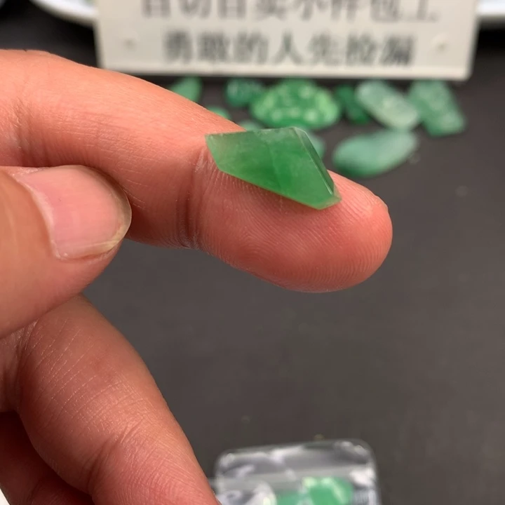 定制翡翠未镶嵌材料定制