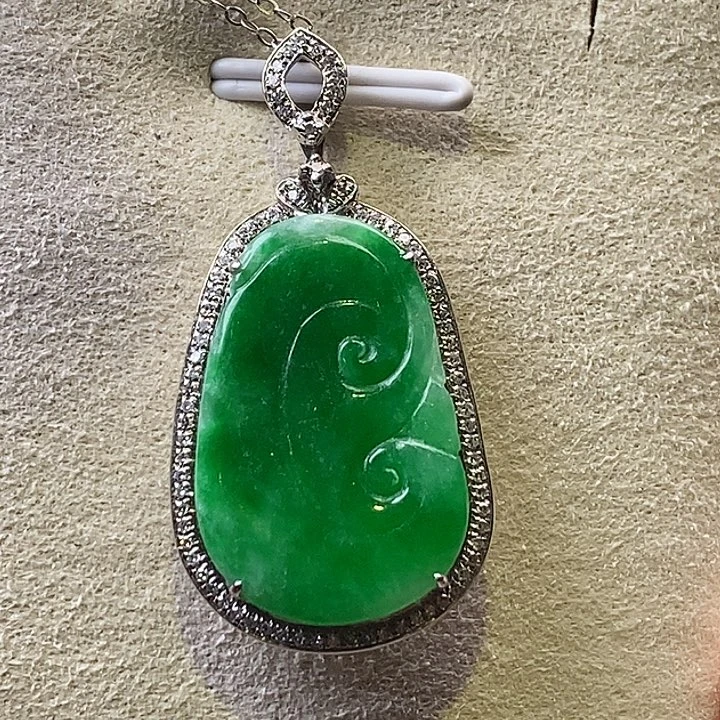 翡翠18K金镶嵌颈饰如意