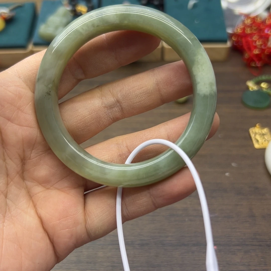 和田玉未镶嵌手镯56.4圈围1102瑕