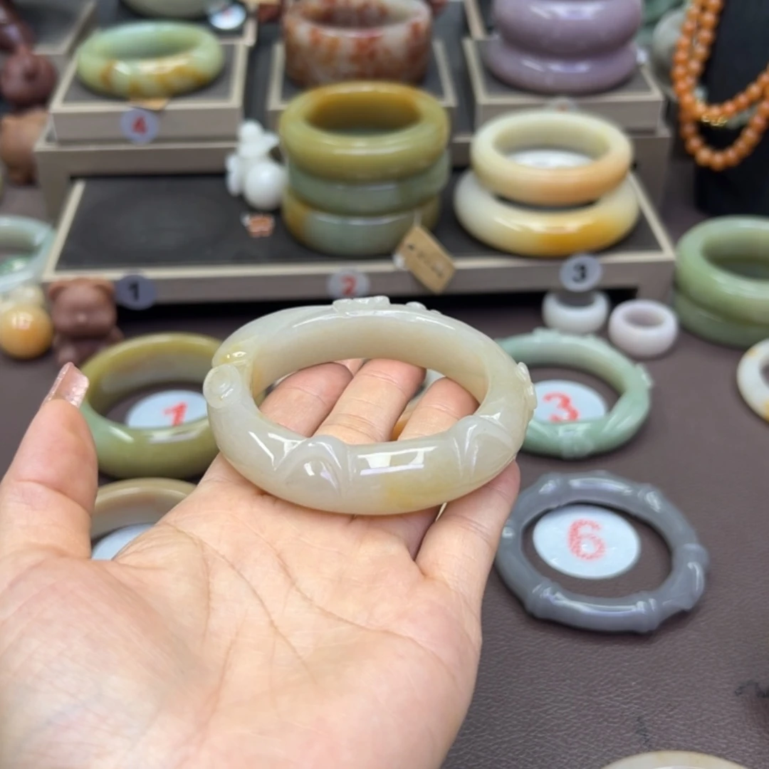 石英质玉手镯未镶嵌赵****?