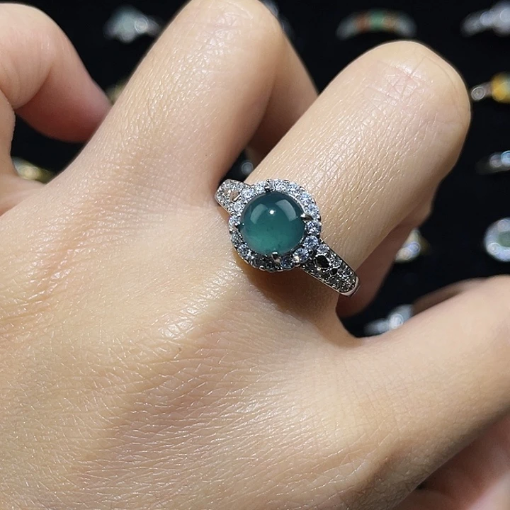 翡翠未镶嵌颈饰戒指