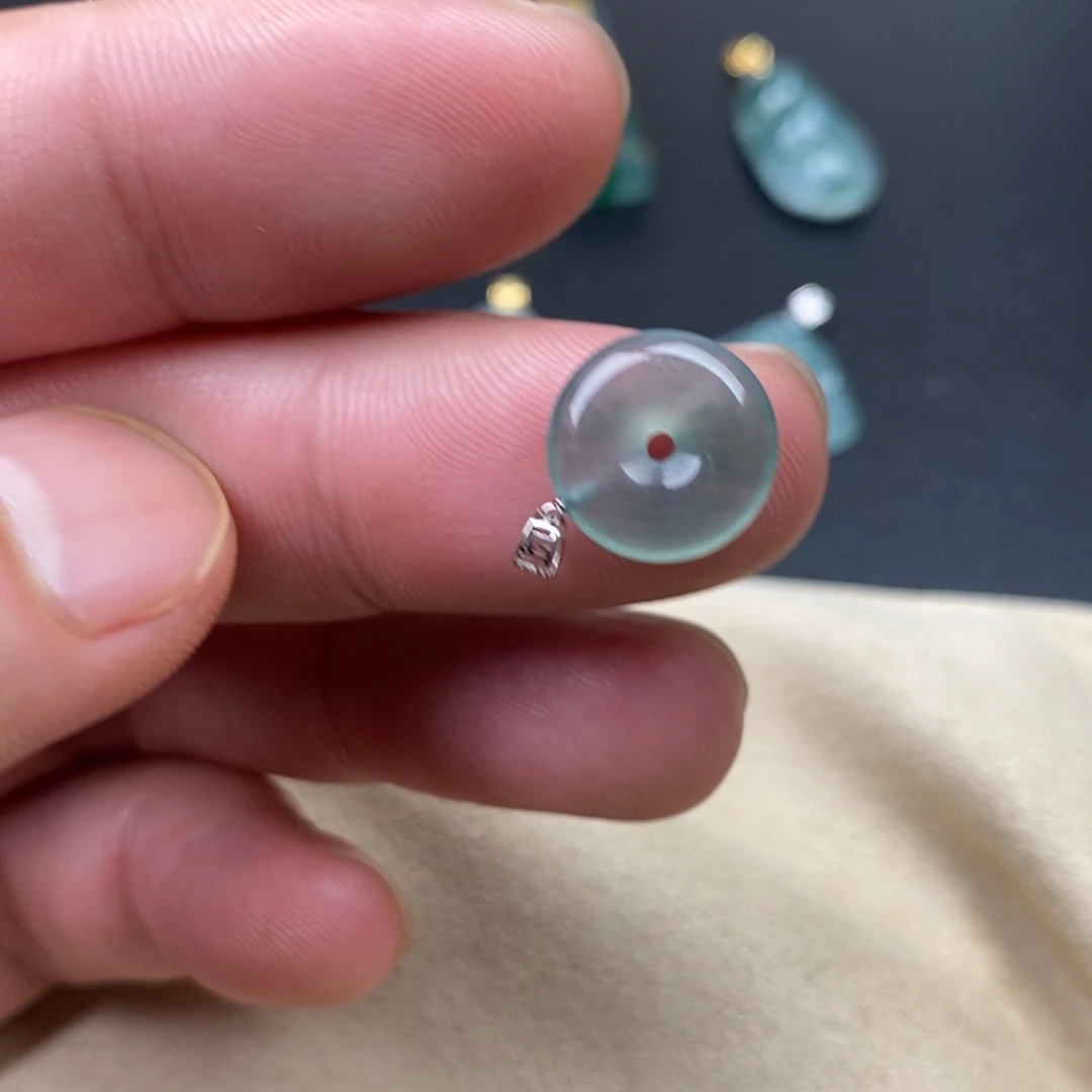 颈饰18K金镶嵌翡翠