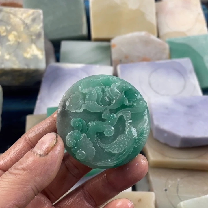 石英质玉未镶嵌定制独龙玉牡丹花牌