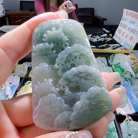 翡翠未镶嵌颈饰一个