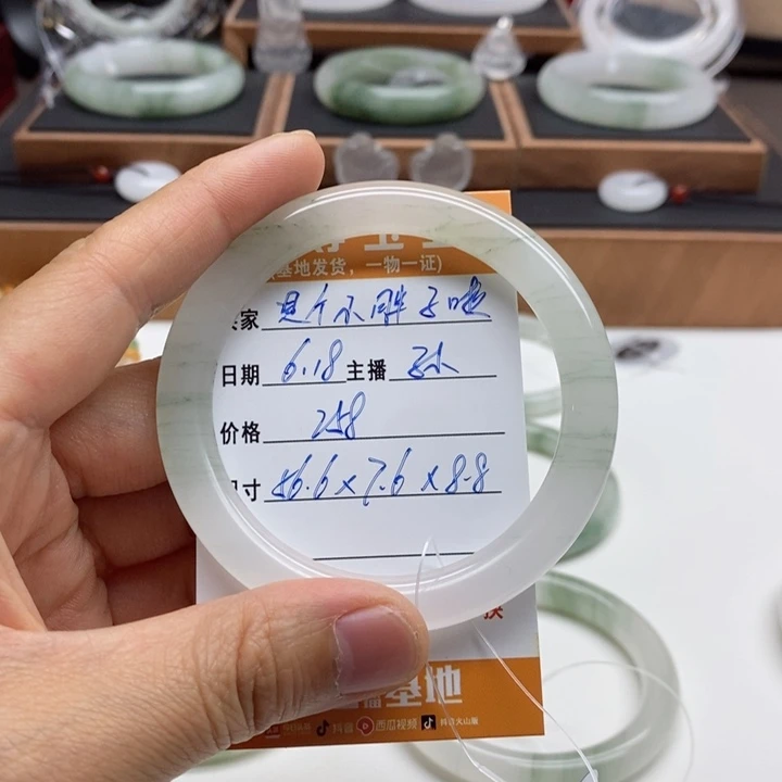 石英质玉手镯未镶嵌是****?