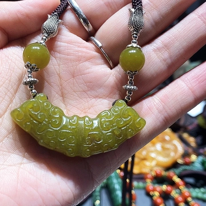 蛇纹石玉未镶嵌颈饰