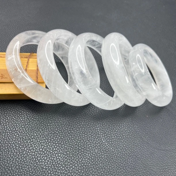 A171 雪花白莲晶女款水晶手镯卡宽15左右（多样性发其一）