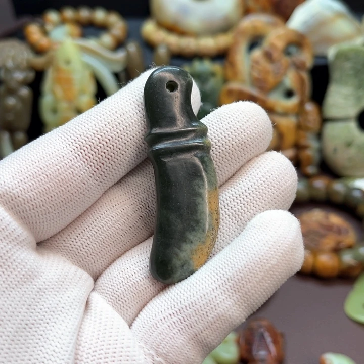 未镶嵌岫岩河磨玉（透闪石质玉）车挂