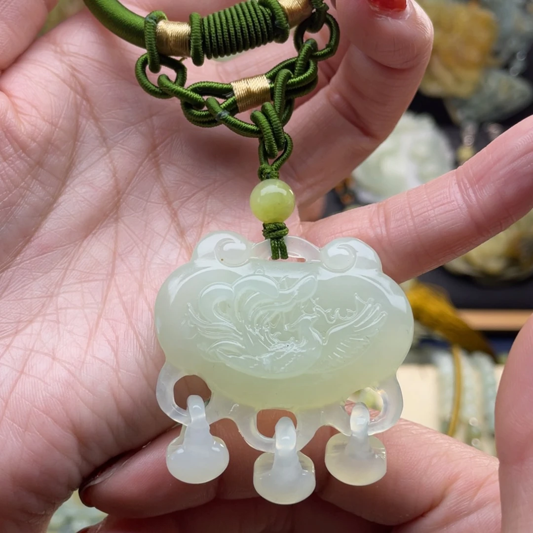 蛇纹石玉颈饰未镶嵌