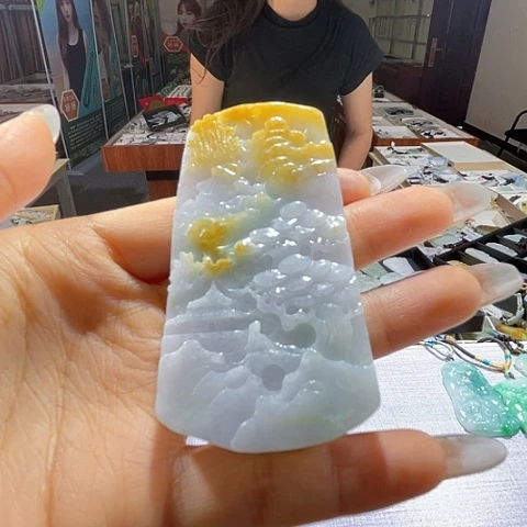 翡翠未镶嵌颈饰一个