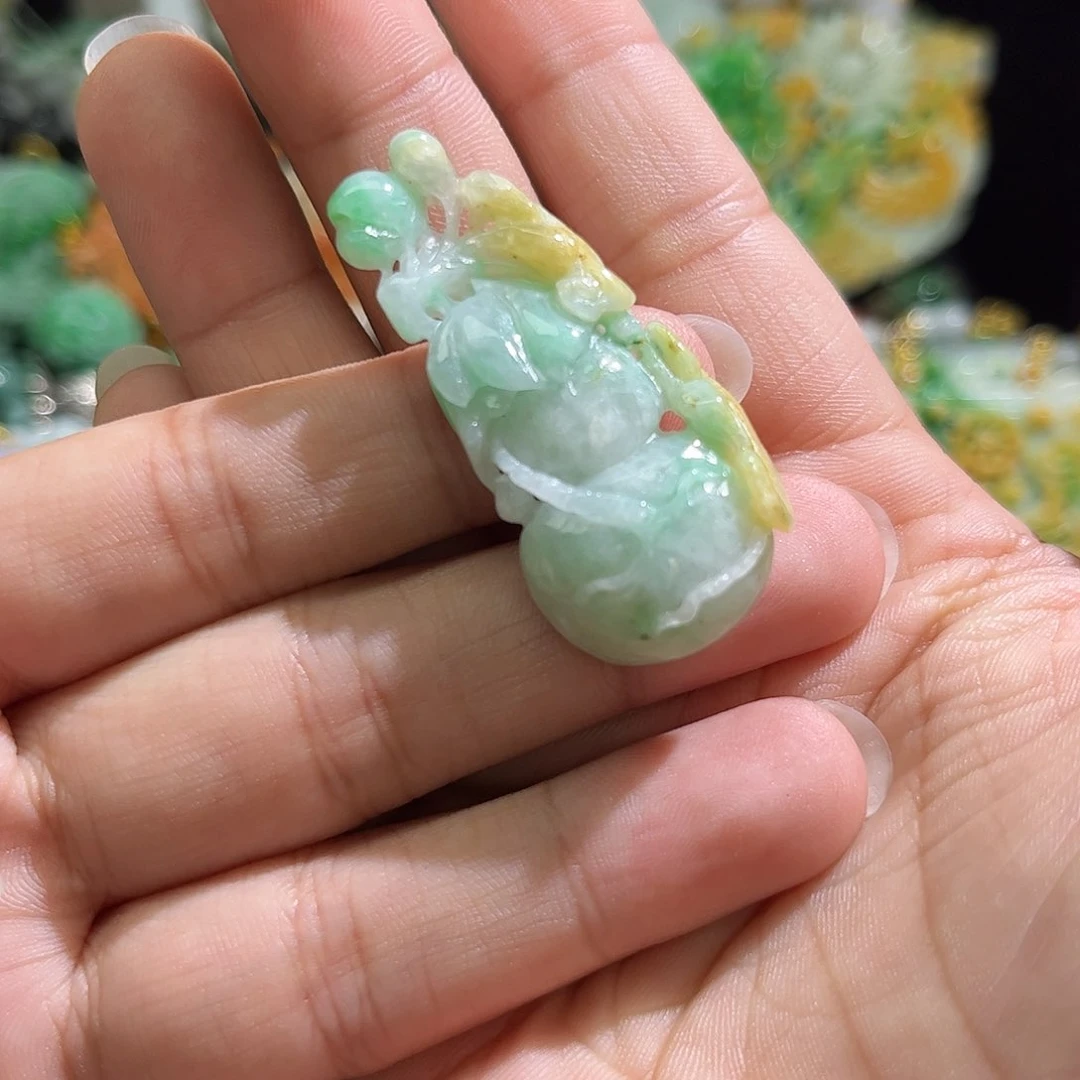 翡翠未镶嵌颈饰待编织