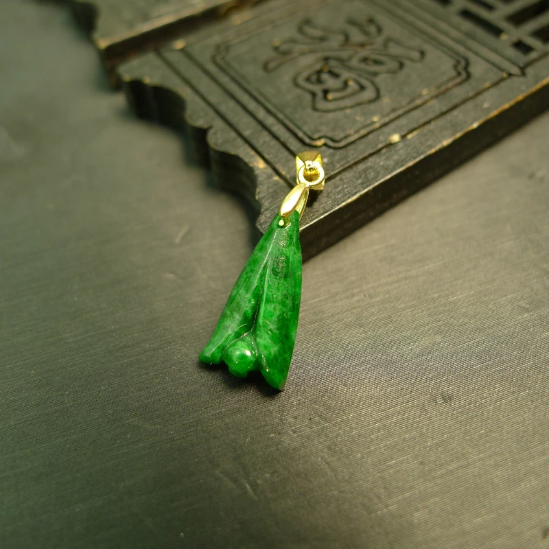 #F854 满色辣绿天然A货翡翠玉兰花锁骨小吊坠