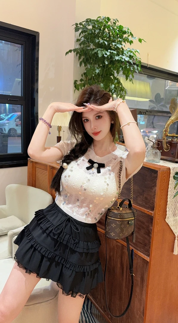 程北北【甜辣学妹】 亮片蝴蝶结镂空针织上衣/黑色蕾丝蛋糕裙