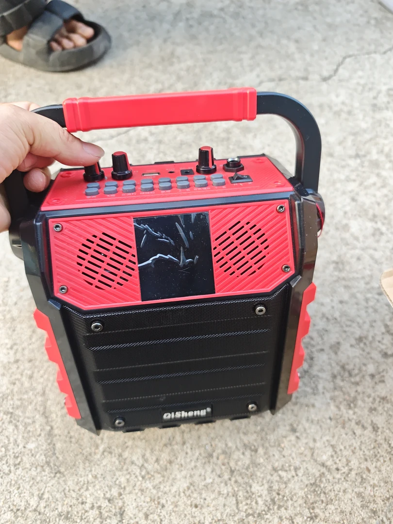 8新  坏音箱一个的价格。没有任何配件。