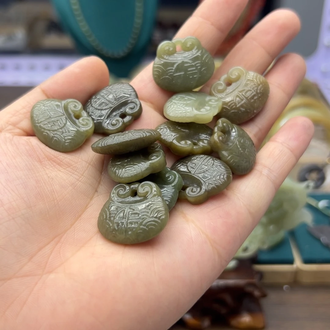 和田玉未镶嵌颈饰且末如意锁