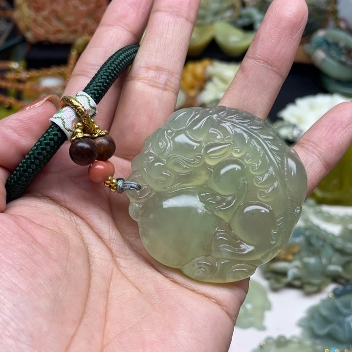 蛇纹石玉未镶嵌颈饰