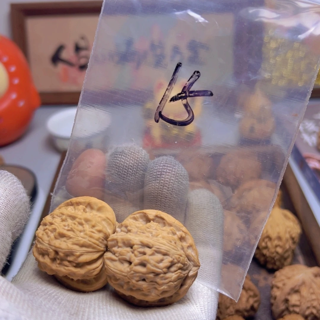 瑞麟文玩核桃白狮子