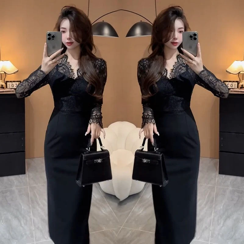 63高端蕾丝气质连衣裙2025秋季新款设计感蕾丝V领黑色显瘦裙子