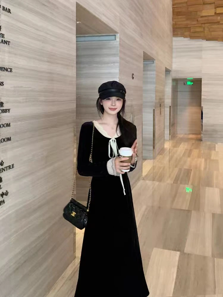 2025秋新款气质裙子女设计感收腰显瘦蕾丝拼接黑色长款丝绒连衣裙