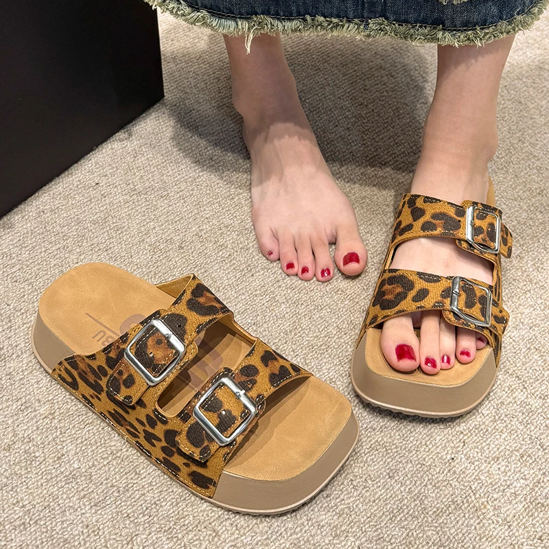 吐司厚底勃肯拖鞋女夏外穿2025新款复古皮带扣豹纹松糕厚底沙滩鞋